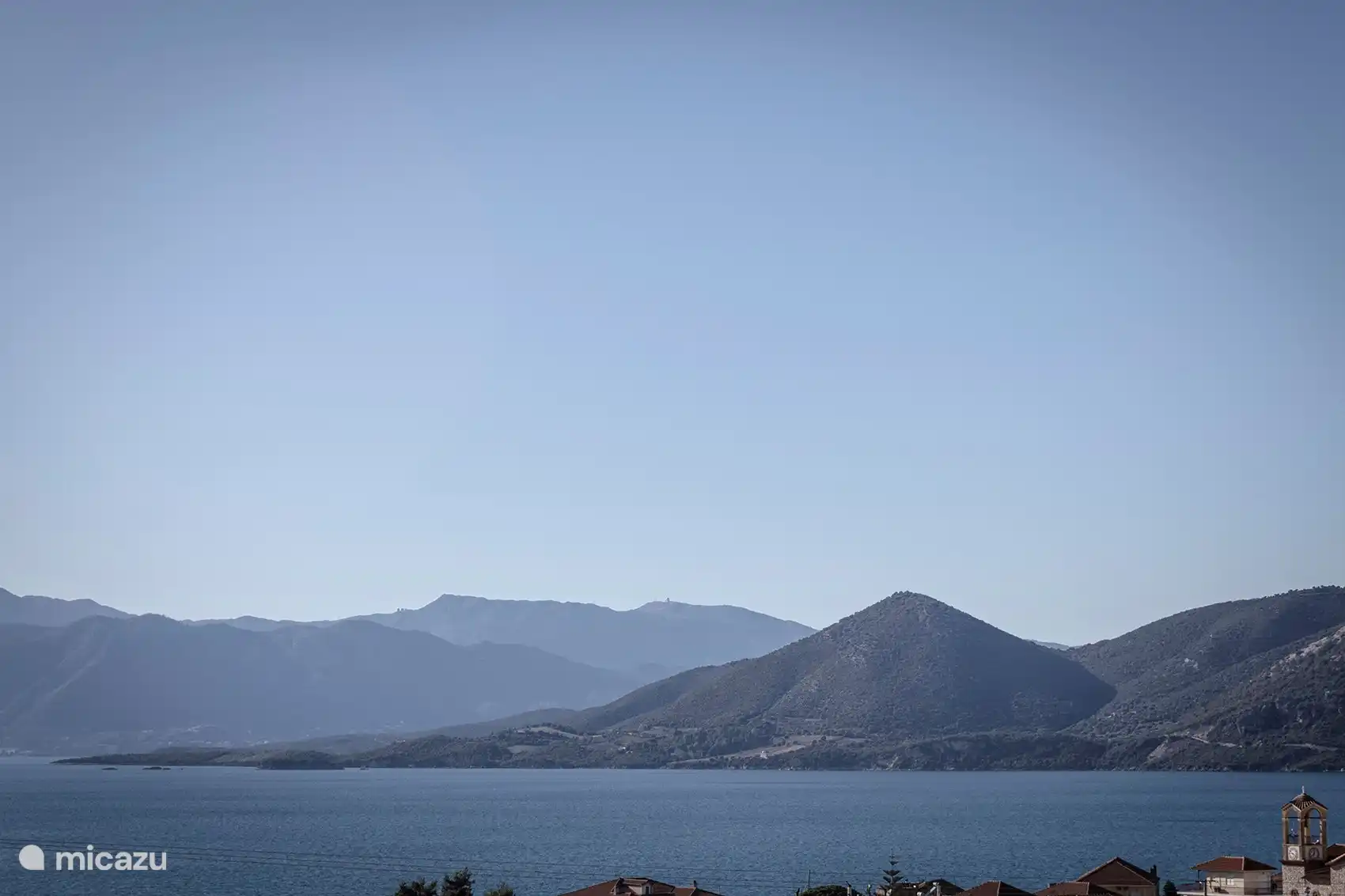Uitzicht op de bergen en de zee