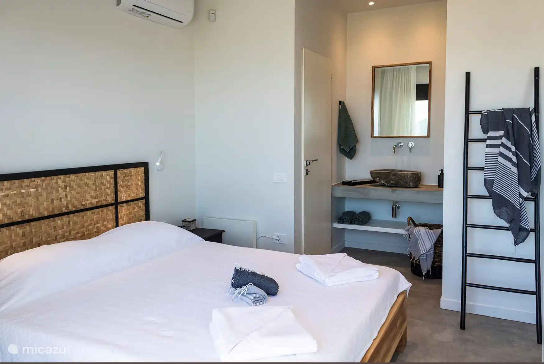 Hoofdslaapkamer met wasruimte