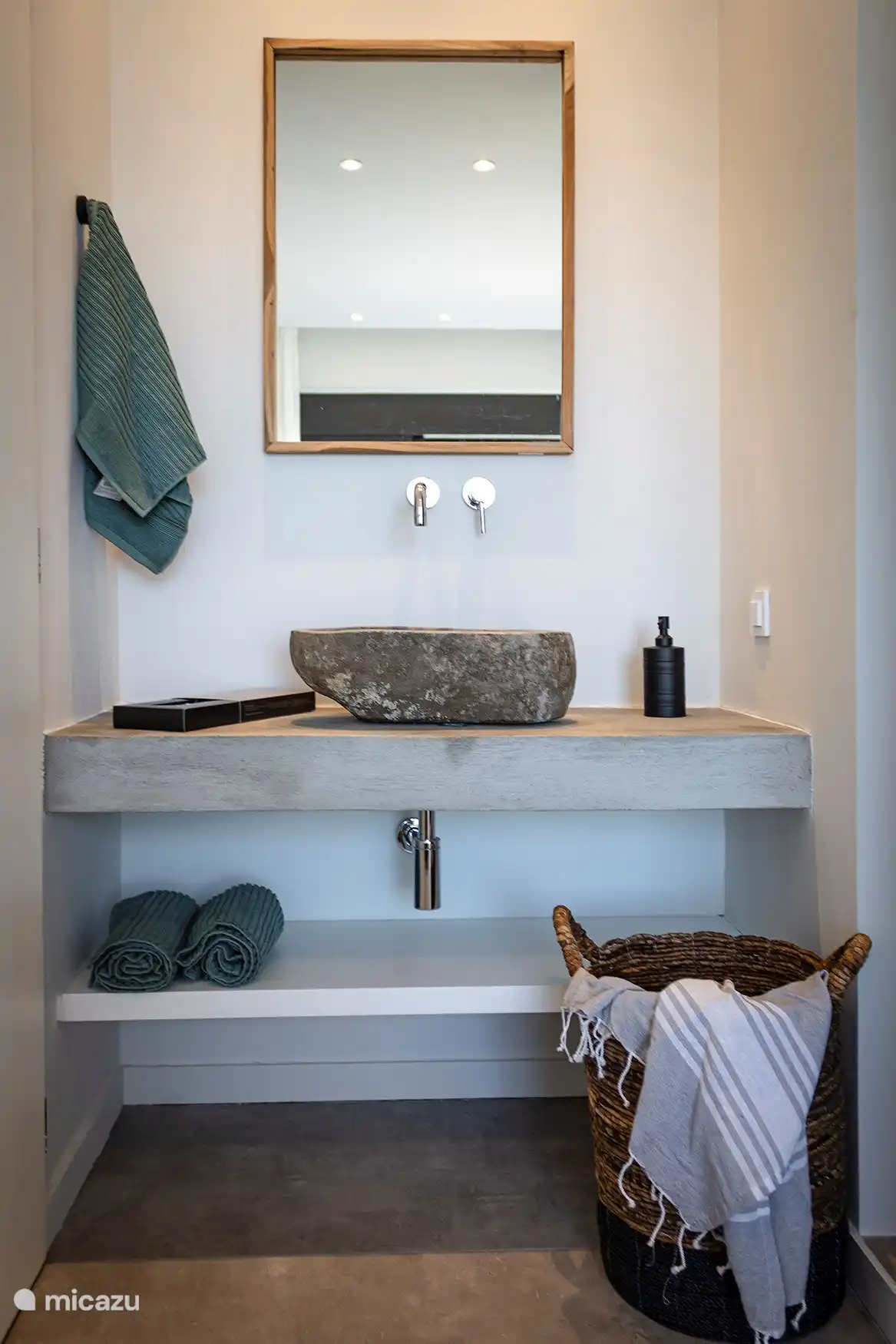 Hoofdtoilet en douche