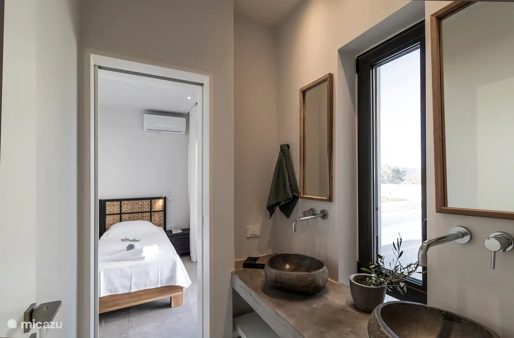 Stenen wastafels in de gastenkamers