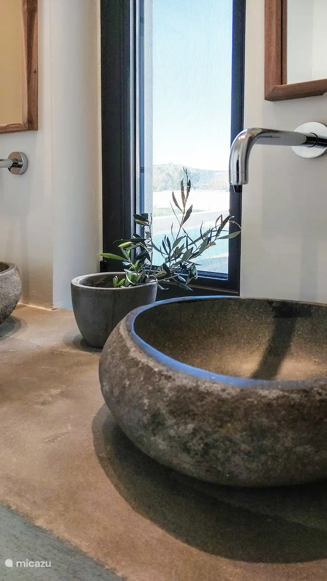 Stenen wastafel met olijfbladerendecor