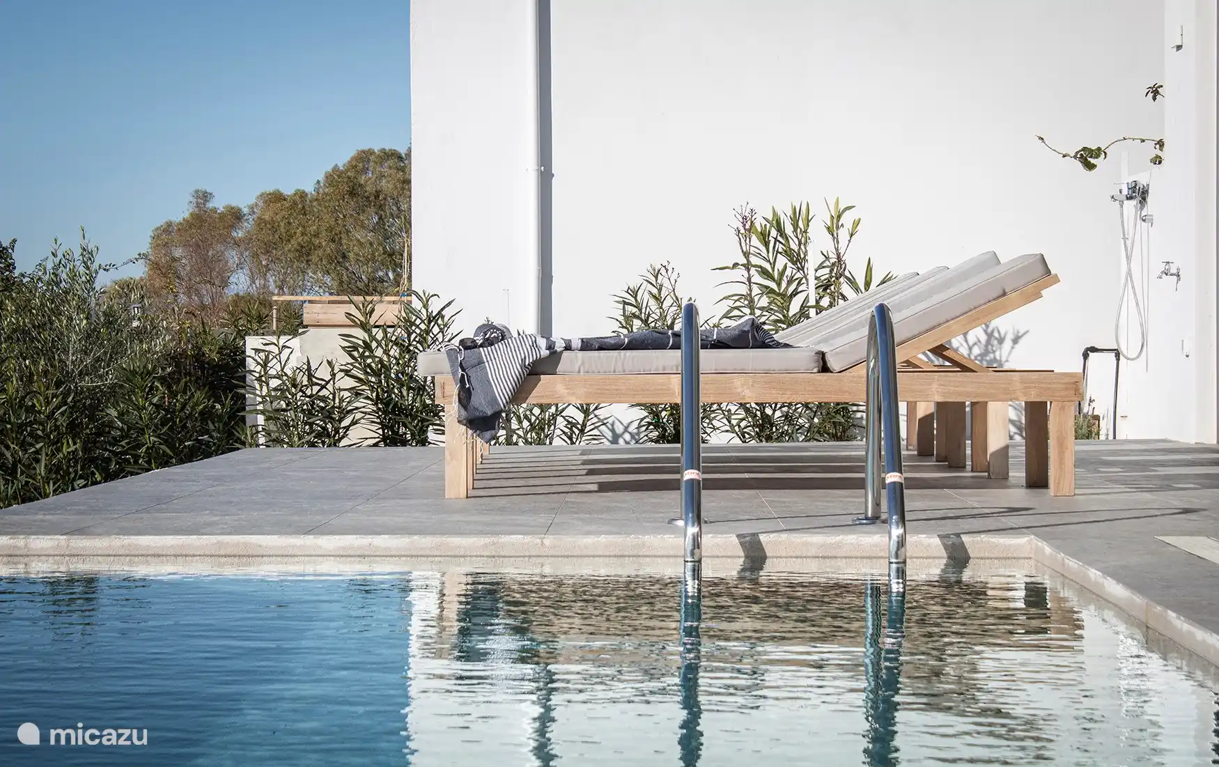 Zwembad en ligbedden