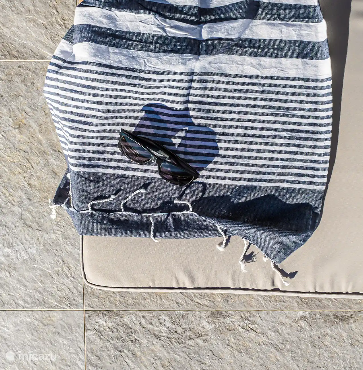 Handdoek- en zonnebrildetails 