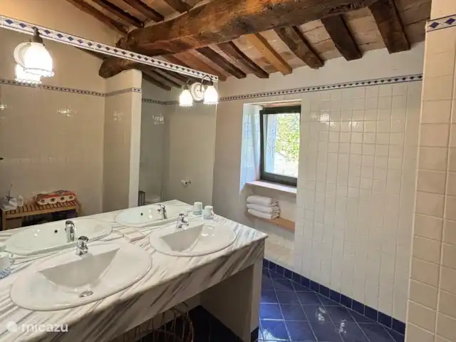 Villa Le Tolfé | Italie, Marche, Arcevia - maison de vacances Salle de bain avec douche spacieuse, deux vasques et un WC.