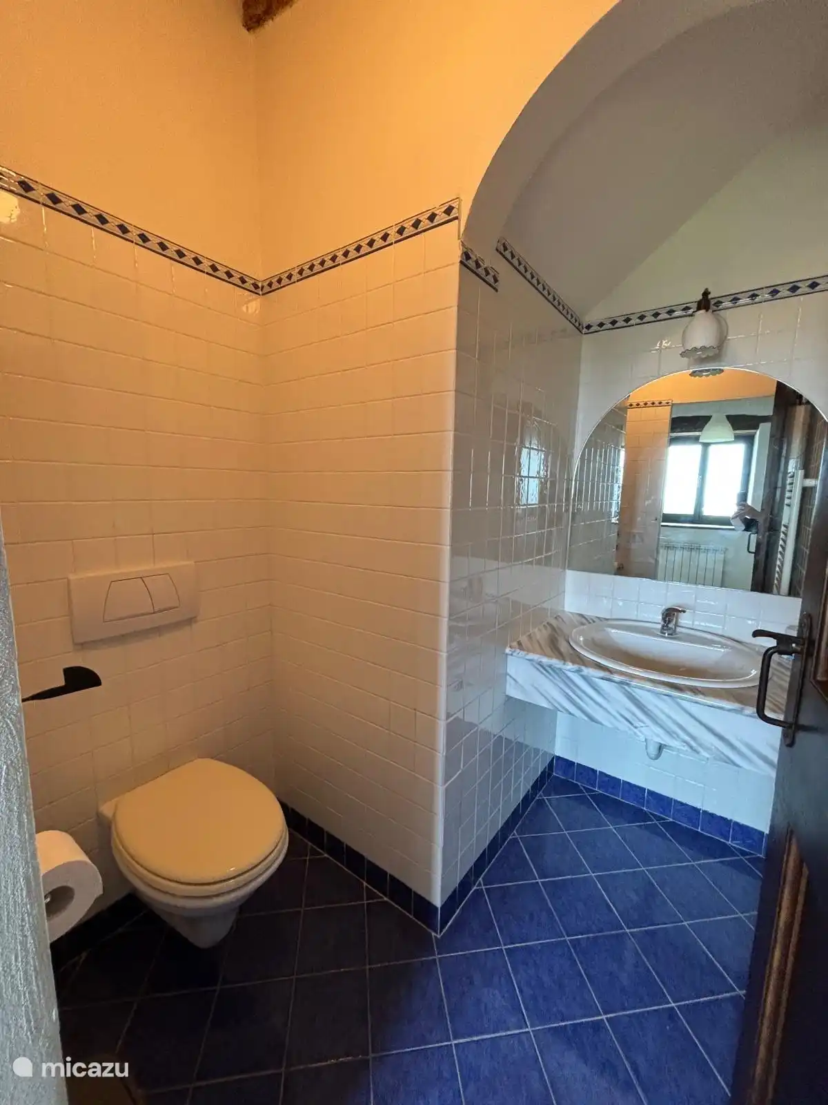 Toilette mit Waschbecken im Erdgeschoss