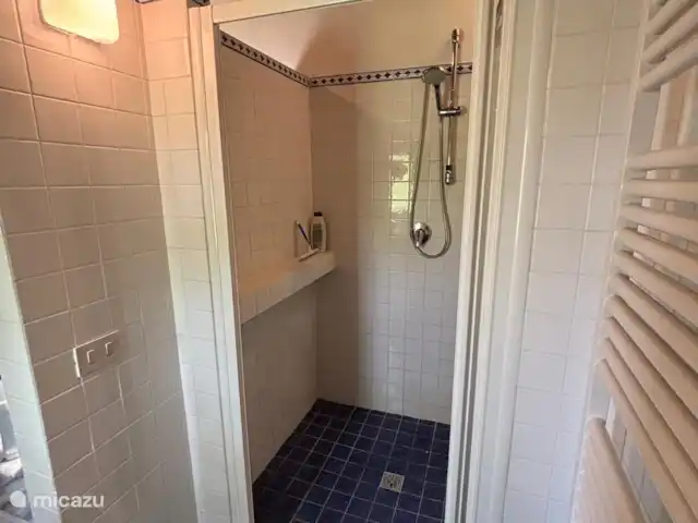 Villa Le Tolfé | Italie, Marche, Arcevia - maison de vacances Salle de bain avec douche spacieuse, deux vasques et un WC.