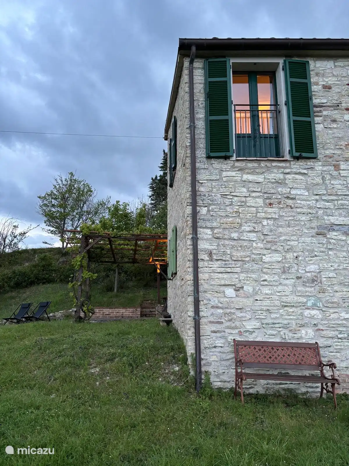 Vor dem Haus, mit Terrasse im Hintergrund