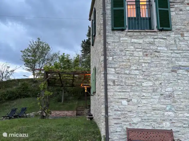 Villa Le Tolfé | Italie, Marche, Arcevia - maison de vacances Façade de la maison, avec terrasse en arrière-plan
