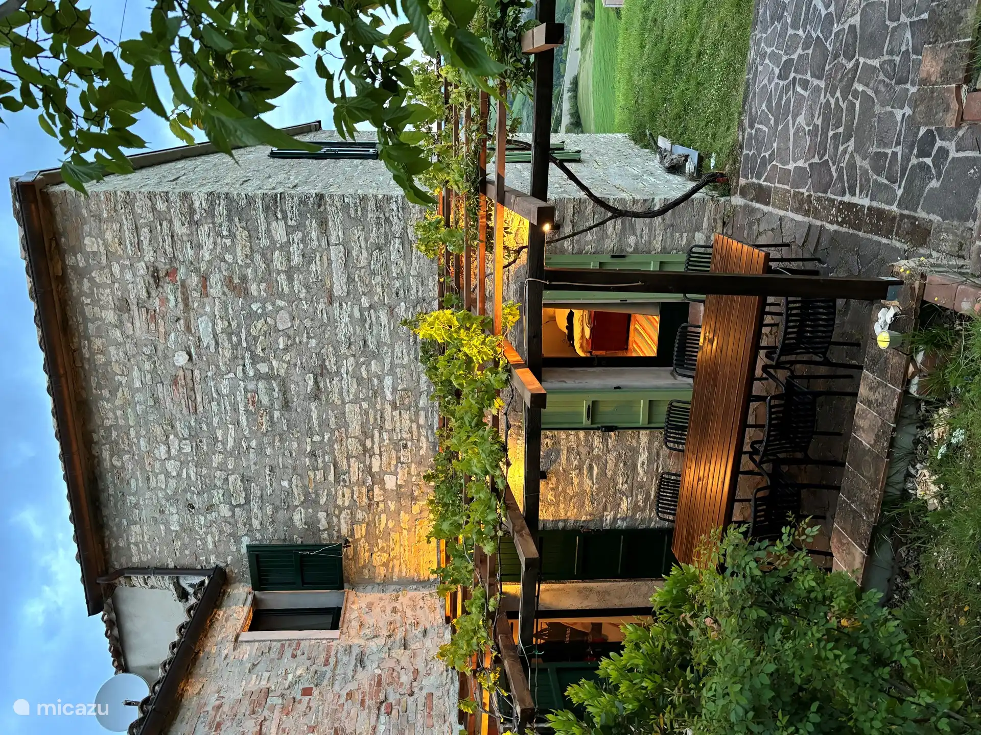 Die Terrasse neben der Küche