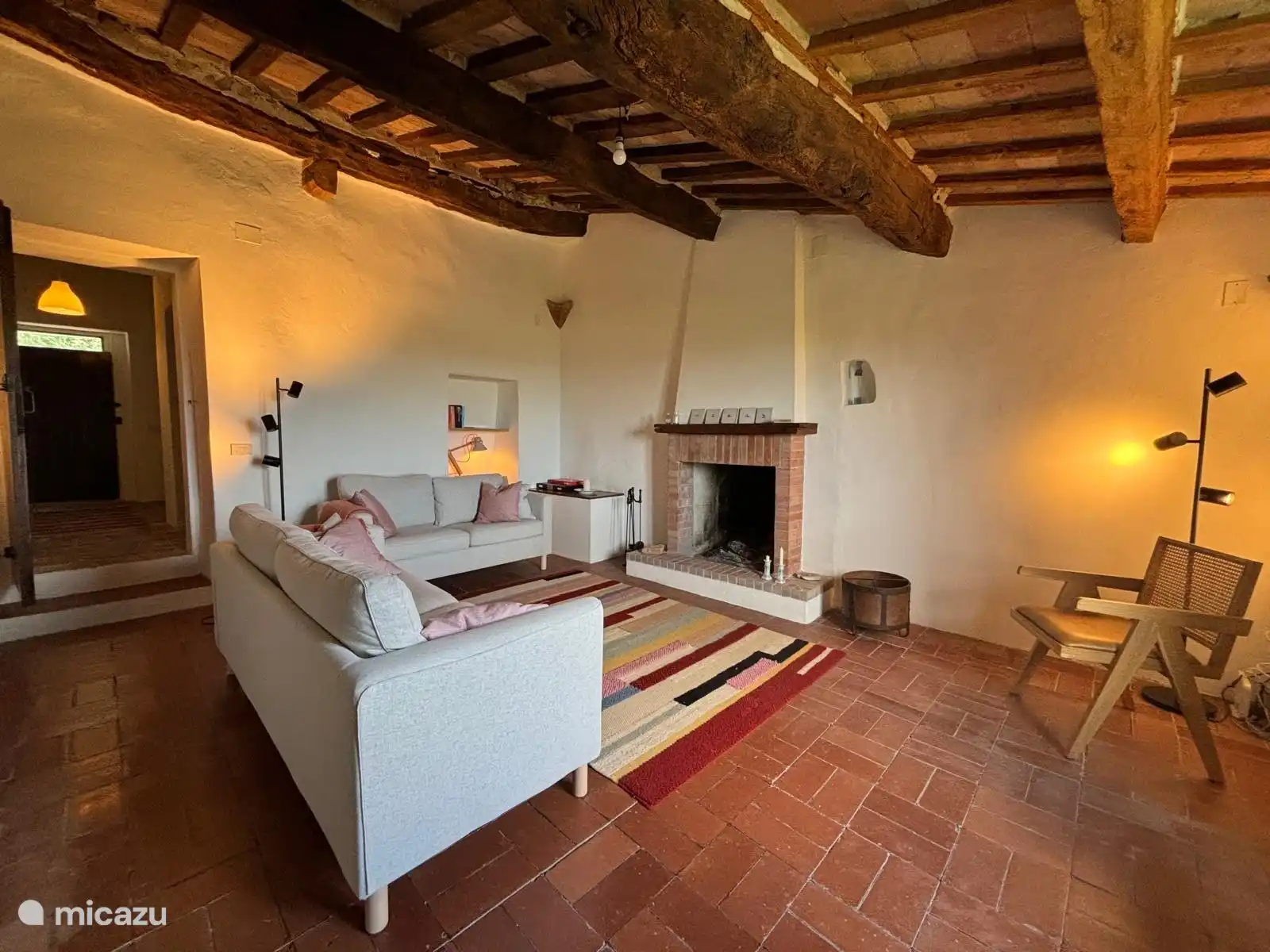 Das Wohnzimmer mit Kamin, Brennholz ist vorhanden.