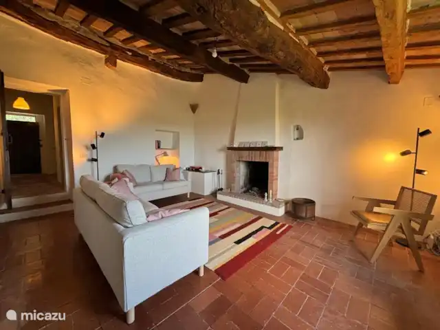Villa Le Tolfé | Italie, Marche, Arcevia - maison de vacances Le séjour avec cheminée, du bois de chauffage est à disposition.