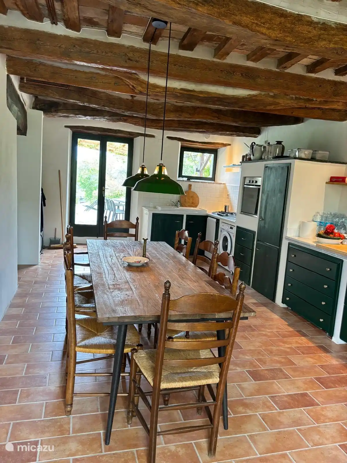 Die Küche grenzt an zwei Terrassen