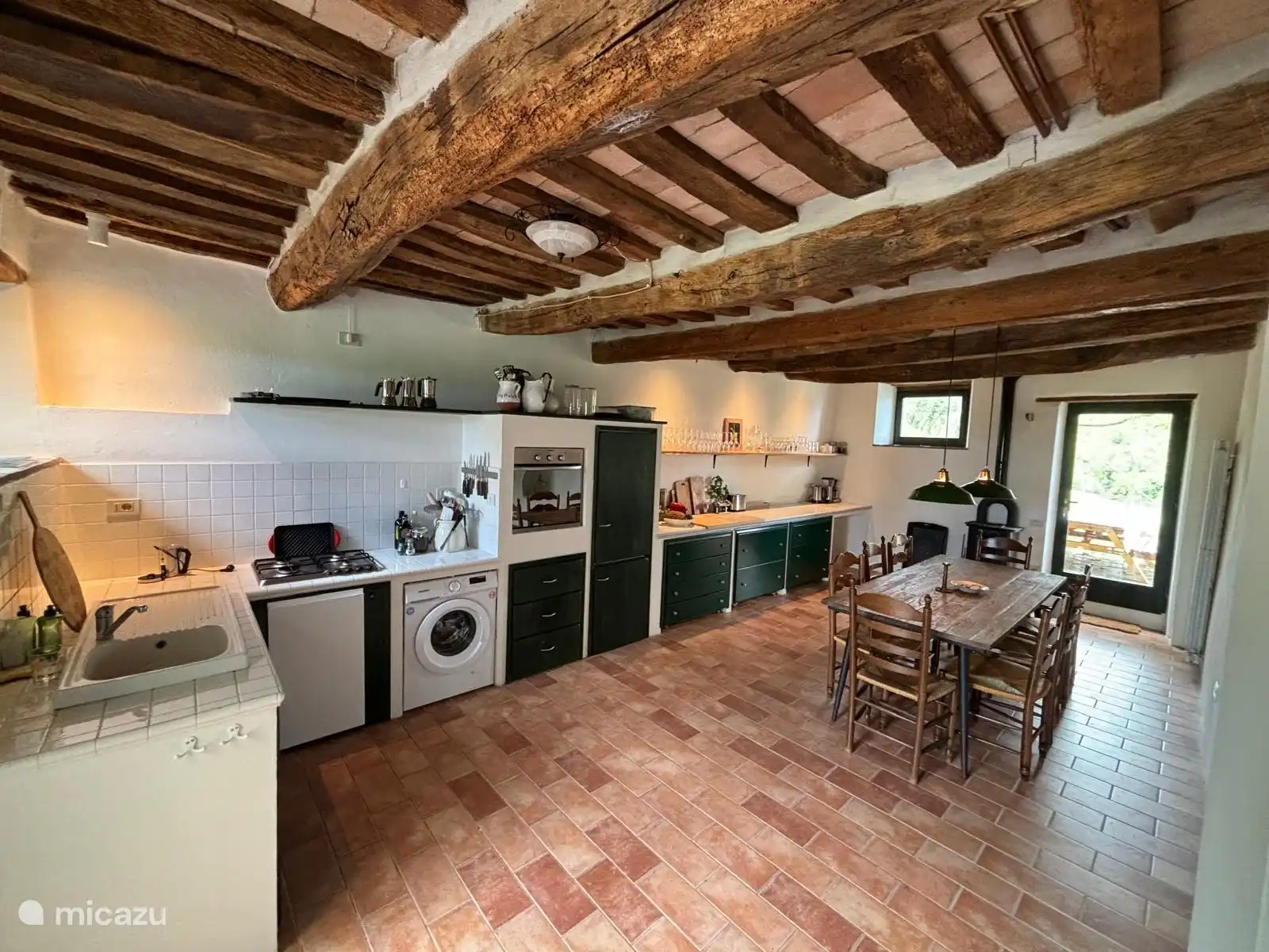 Die Küche mit Holzofen