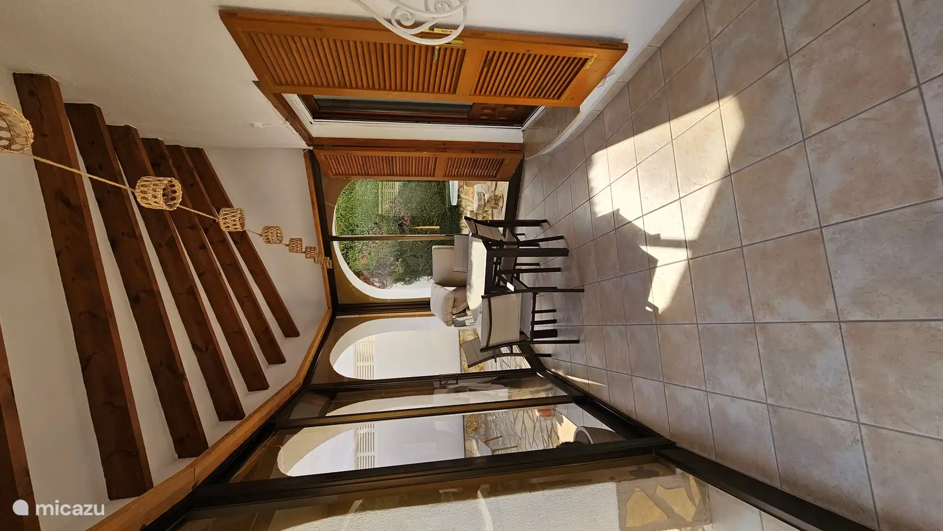 Naya with dining area. This can be partly opened. 