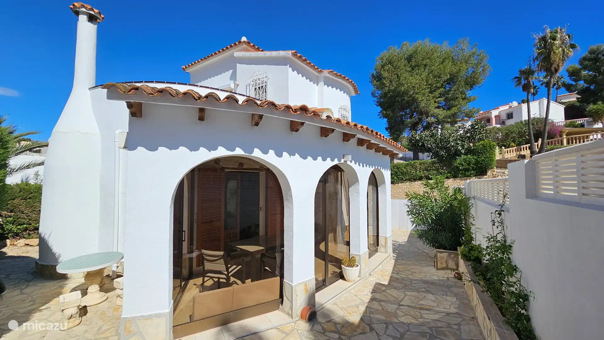 Naya with sliding doors, can be partly opened. Here is the dining area.