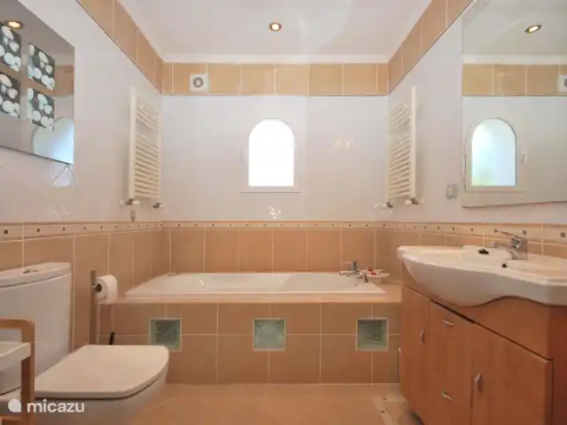 Villa Amare Top propriété | Espagne, Costa Blanca, Benissa - villa salle de bain entièrement équipée à l'étage avec WC, bain moussant et douche