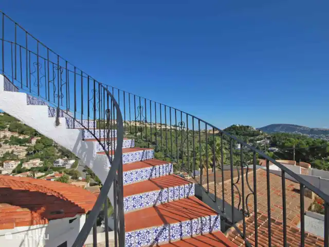 Villa Amare Top propriété | Espagne, Costa Blanca, Benissa - villa escalier extérieur menant à la terrasse ensoleillée sur le toit