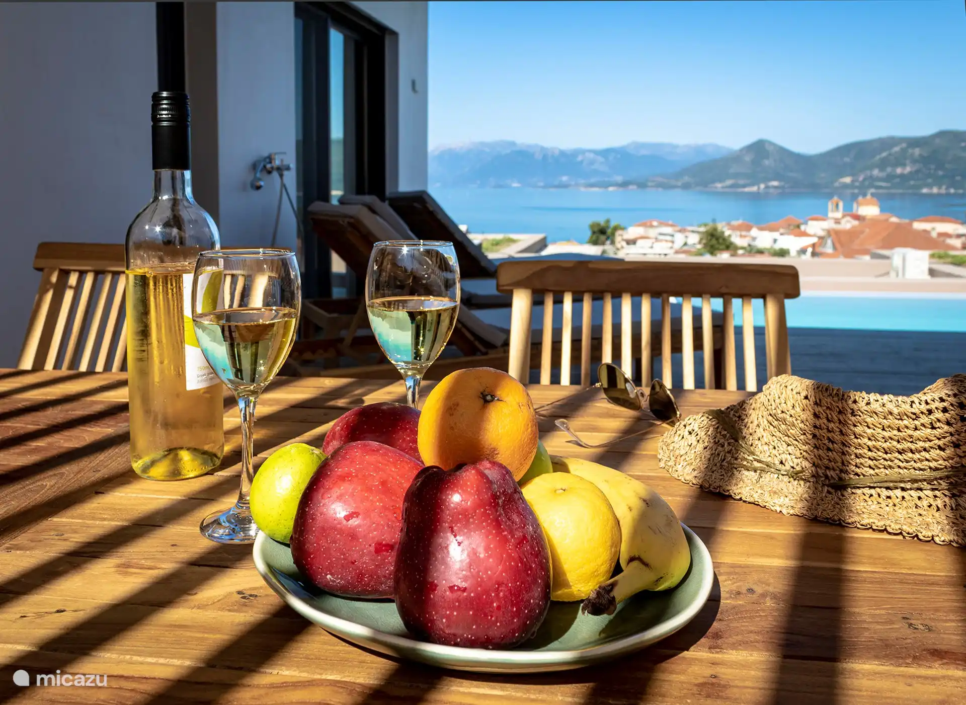 Esstisch im Freien mit Aussicht