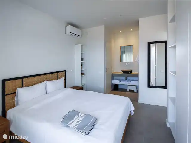 Villa Ana  en Grecia, Gracia Central, Paleros - villa Dormitorio principal con WC y ducha.