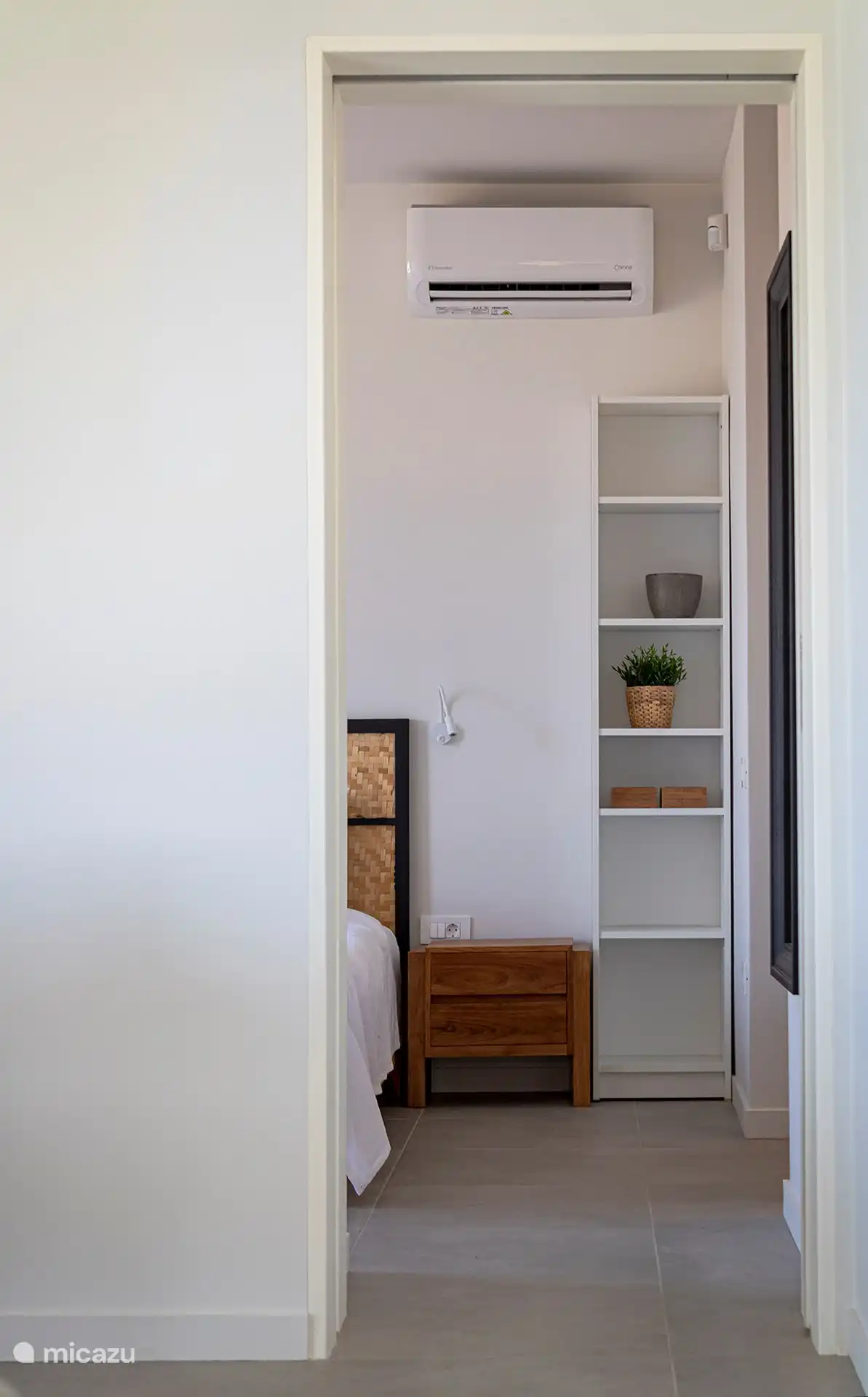 Schlafzimmer mit Kleiderschrank