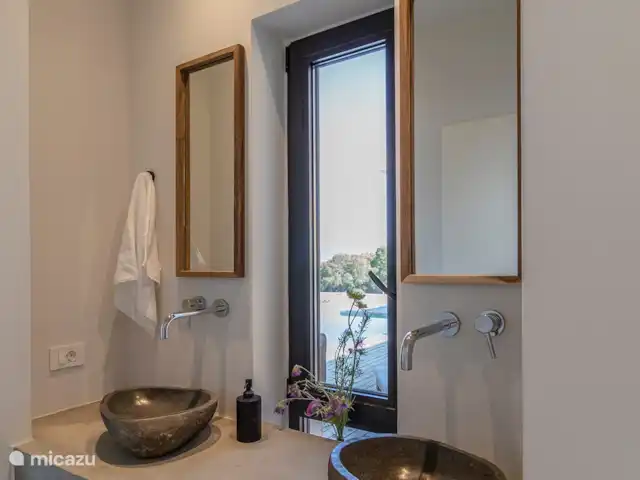 Villa Ana  en Grecia, Gracia Central, Paleros - villa  Lavabos de piedra para habitaciones de huéspedes