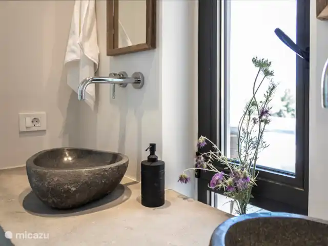 Villa Ana  en Grecia, Gracia Central, Paleros - villa  Lavabo de piedra para habitación de huéspedes