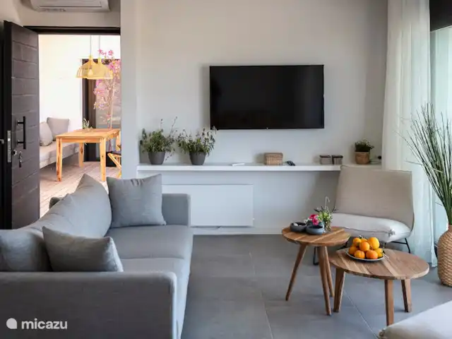 Villa Ana  en Grecia, Gracia Central, Paleros - villa Entrada y zona de televisión.