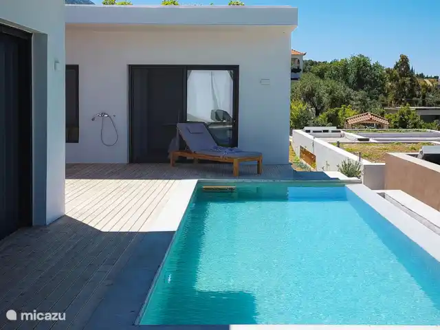 Villa Ana  en Grecia, Gracia Central, Paleros - villa Vista a la terraza/piscina