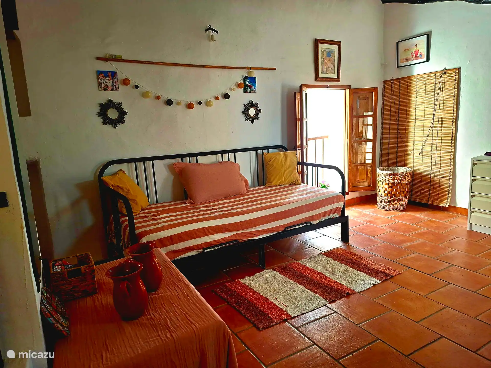 Salon au deuxième étage avec réfrigérateur, machine à laver, vaisselle, couverts avec canapé-lit double