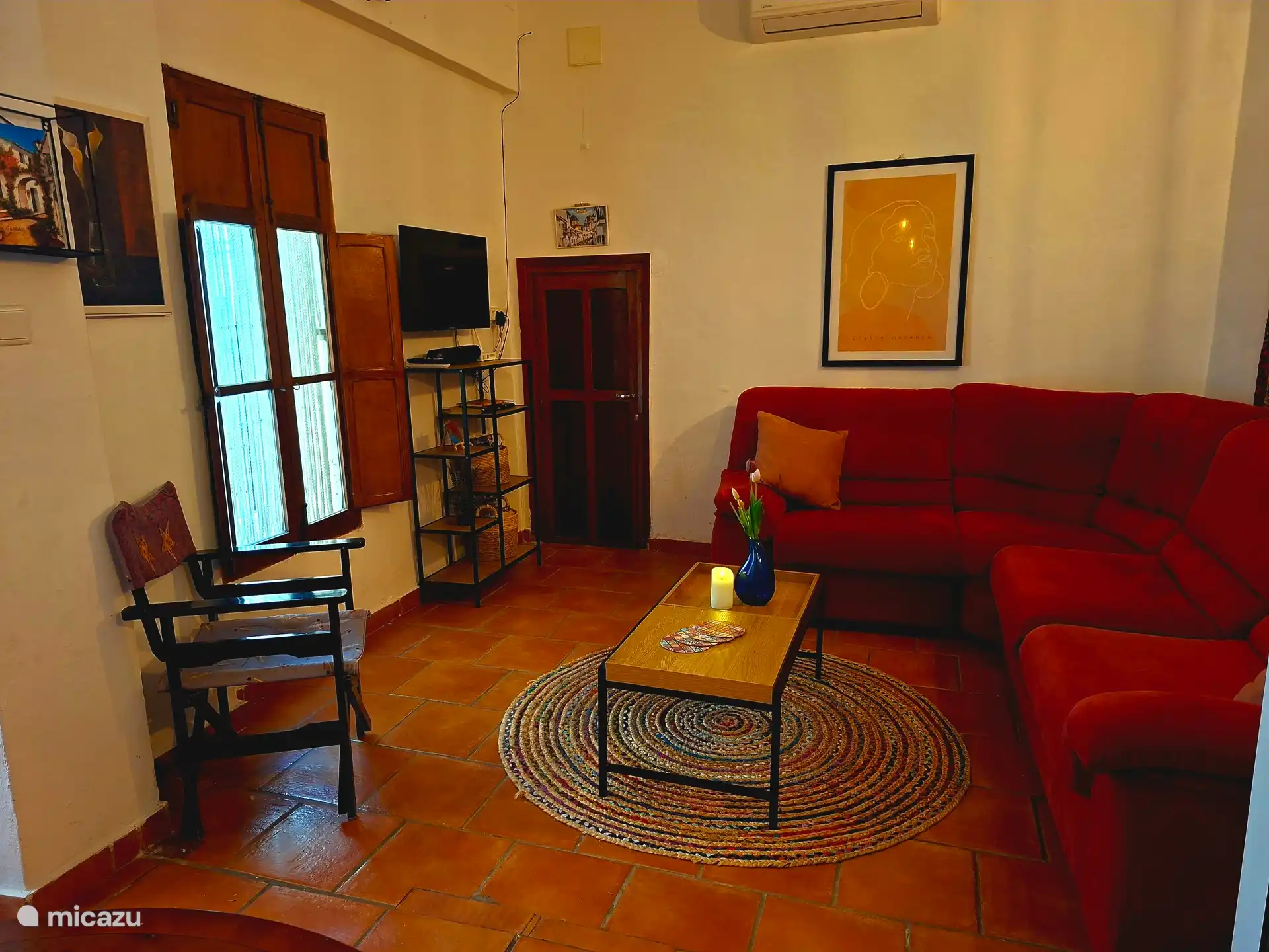 Canapé d’angle rouge avec TV et Wifi