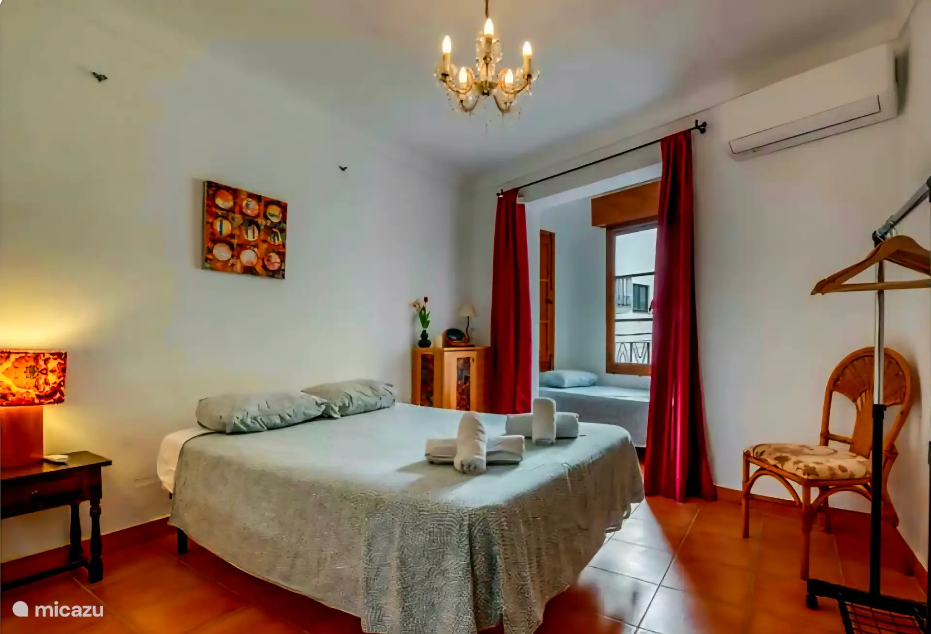 La chambre 1 dispose d’un lit double et d’un lit simple avec climatisation et chauffage 