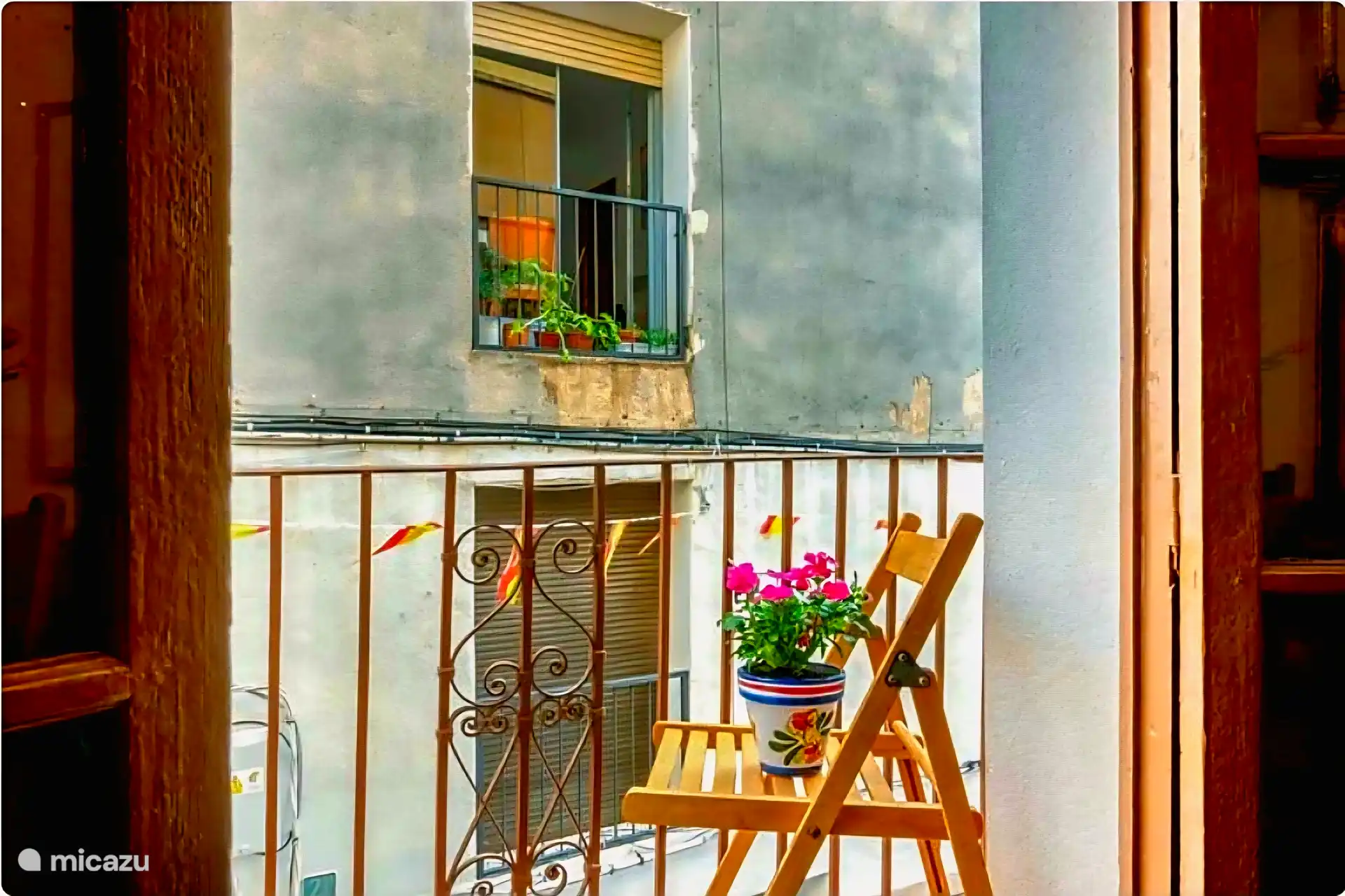 De nombreuses chambres disposent d’un balcon donnant sur la jolie rue qui mène à la place du village