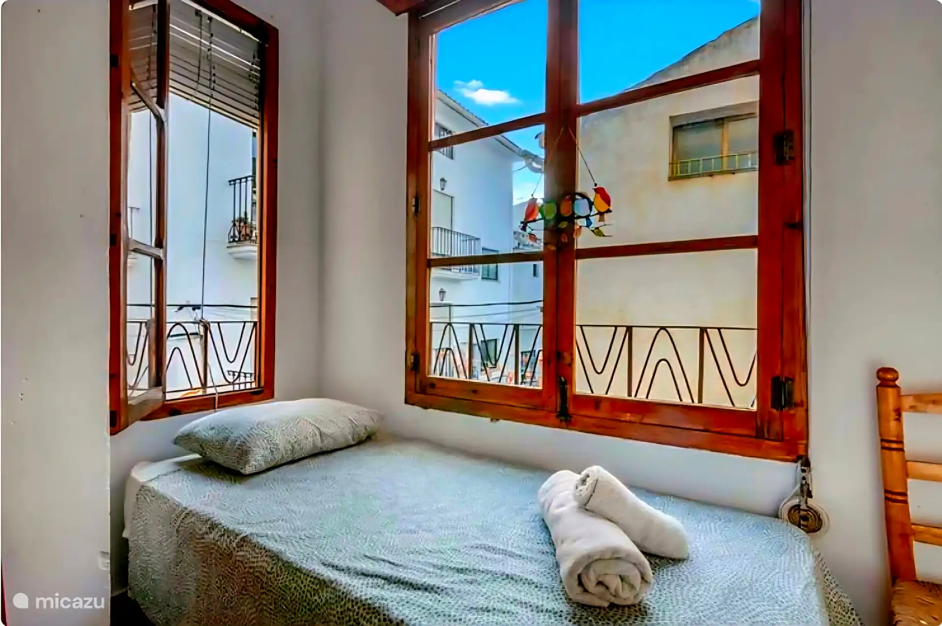 La chambre 1 dispose d’un lit double et d’un lit simple avec climatisation et chauffage 