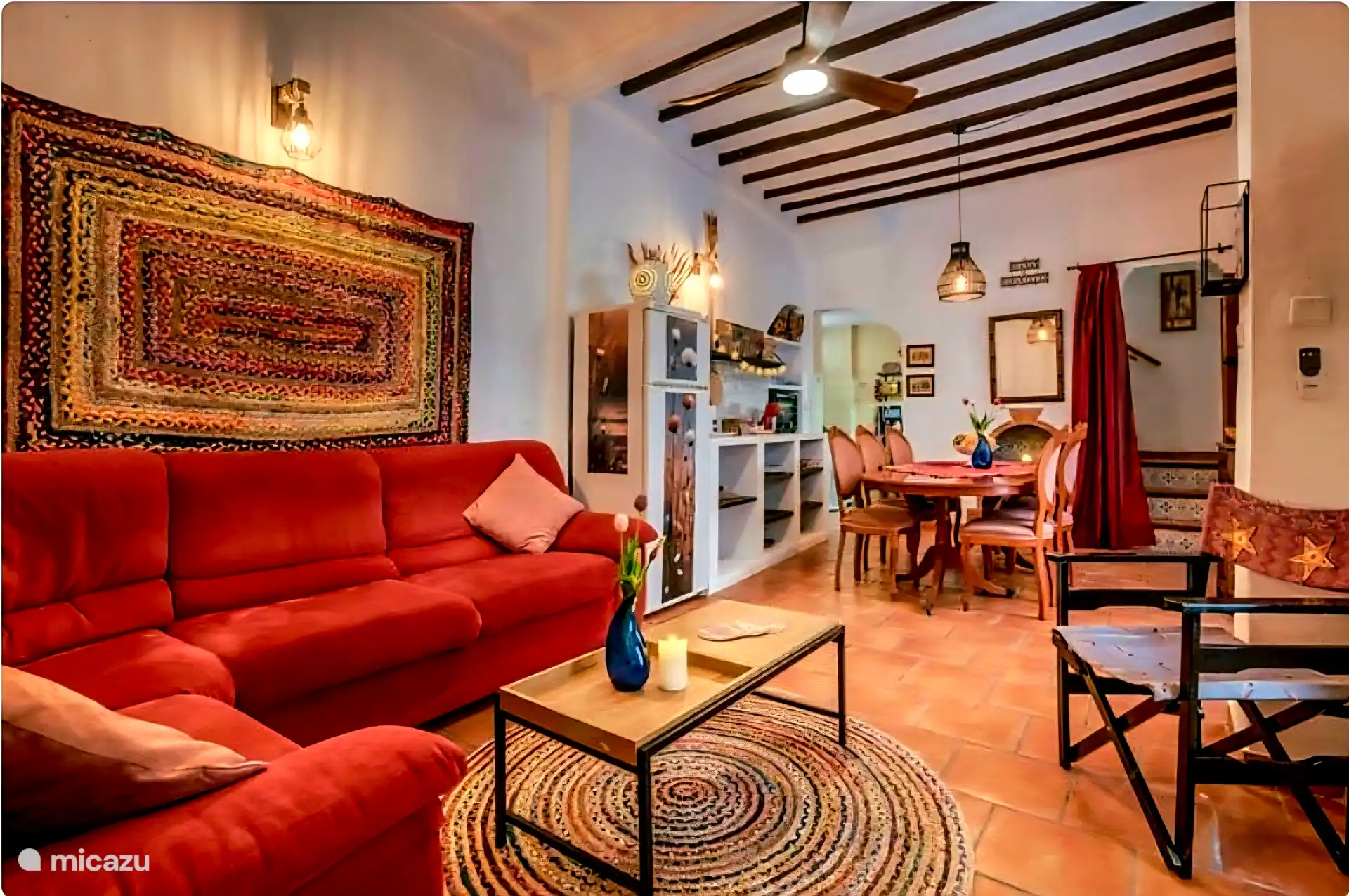 Salon avec grand canapé d’angle, TV, WIFI, climatisation et chauffage