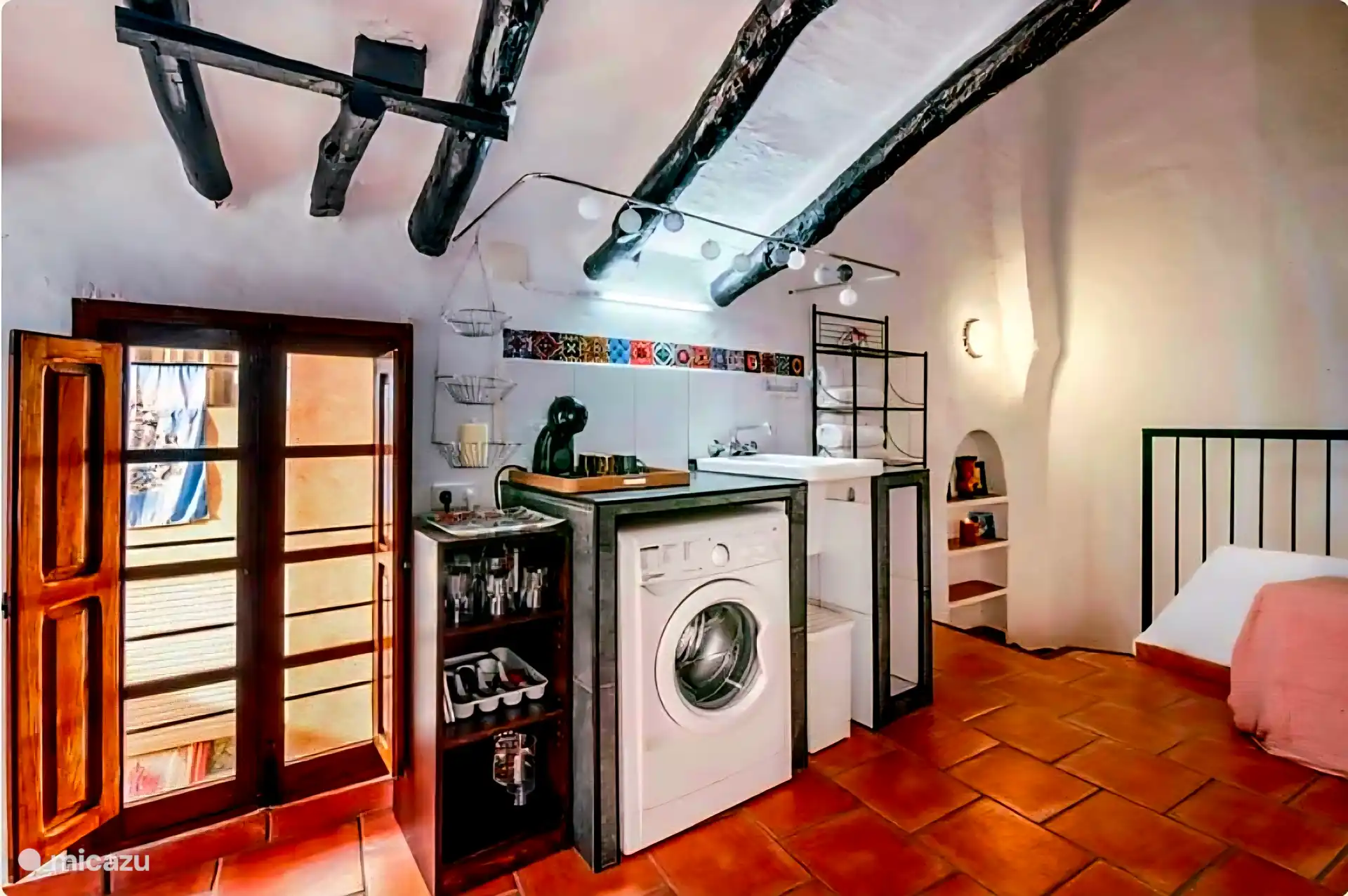 Une chambre supplémentaire avec un canapé-lit double, un lave-linge, un deuxième réfrigérateur, de la vaisselle, une cafetière et un lave-linge 