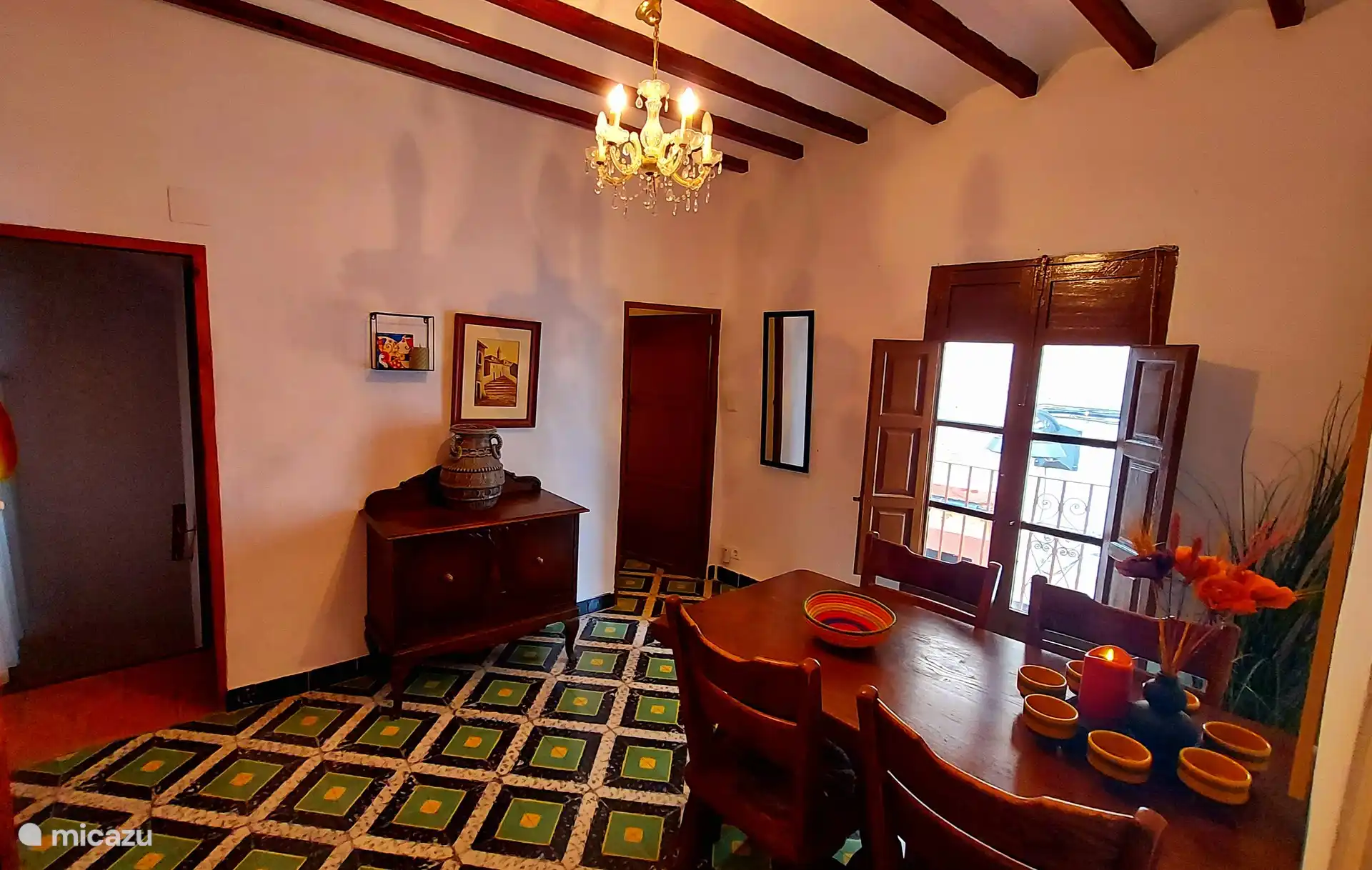 Salon au premier étage avec coin repas