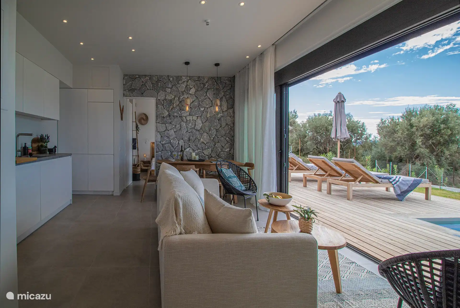 Lounge mit Blick durch die Glastür