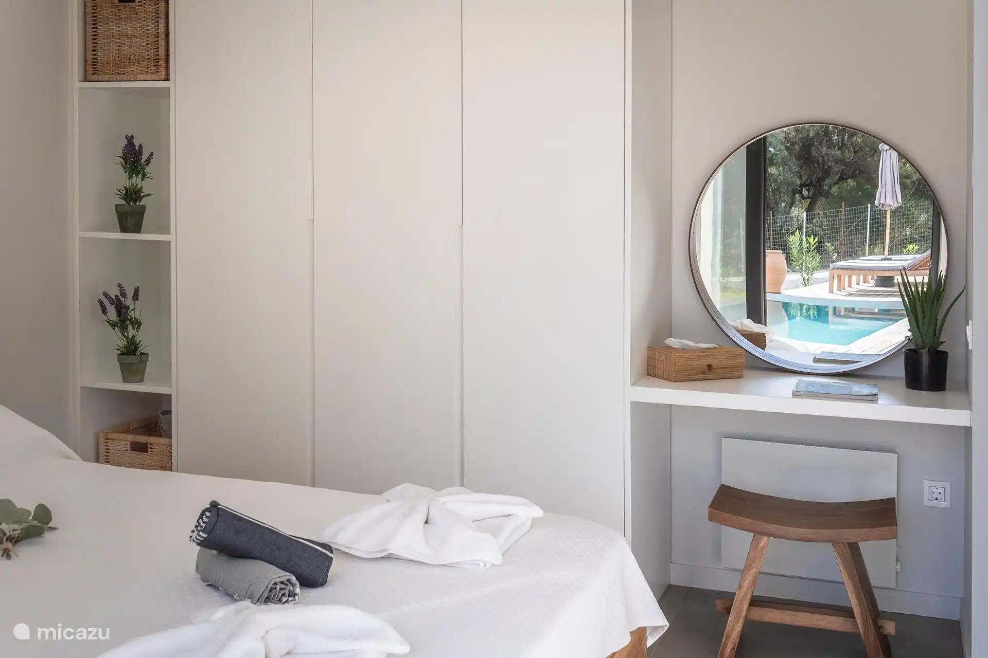 Schlafzimmer mit Spiegel und Kleiderschrank