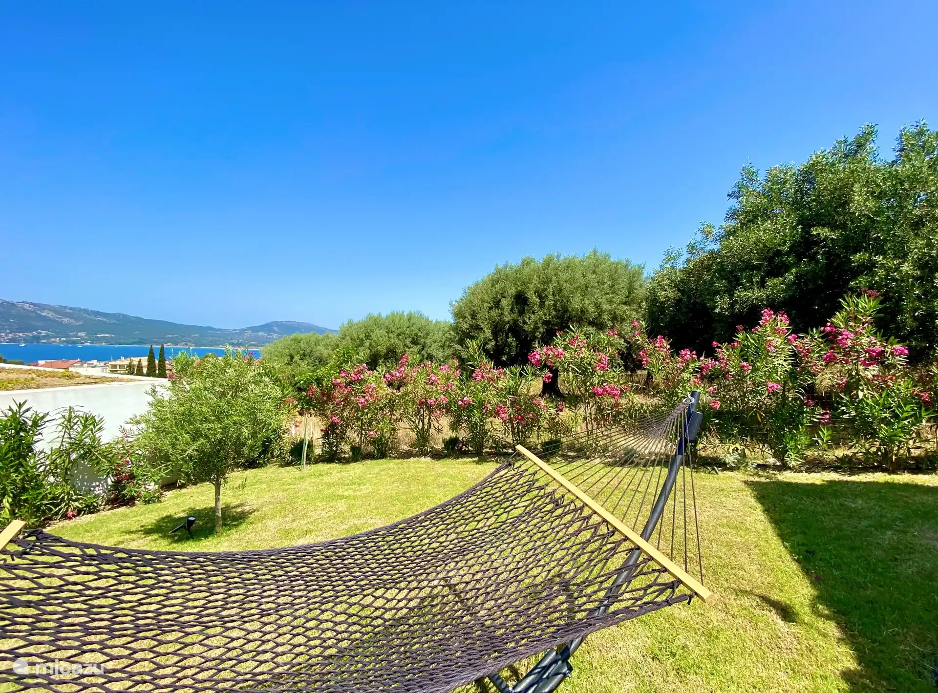 ENTSPANNENDE HÄNGEMATTE IM GARTEN
