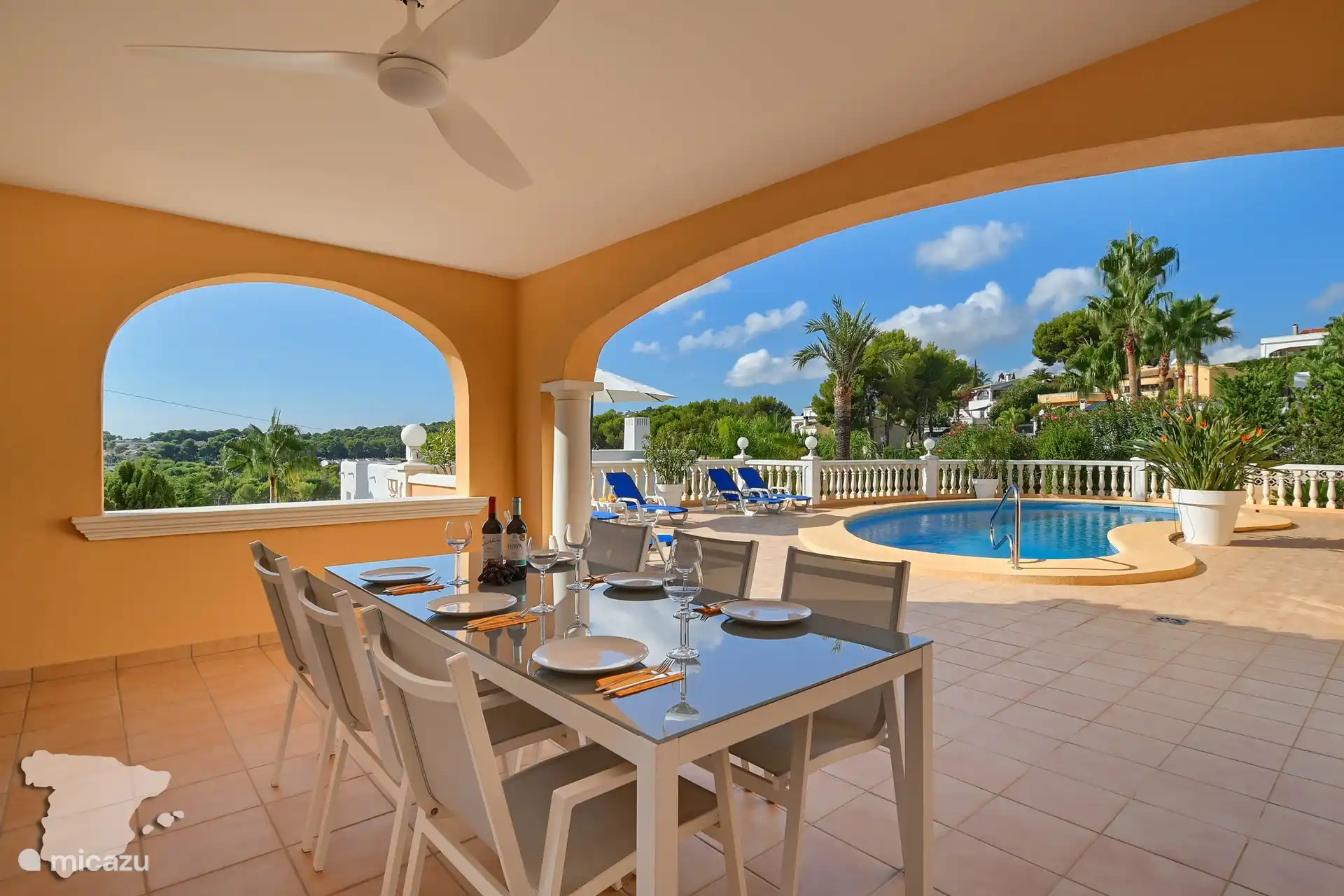 Table à manger dans la cuisine extérieure