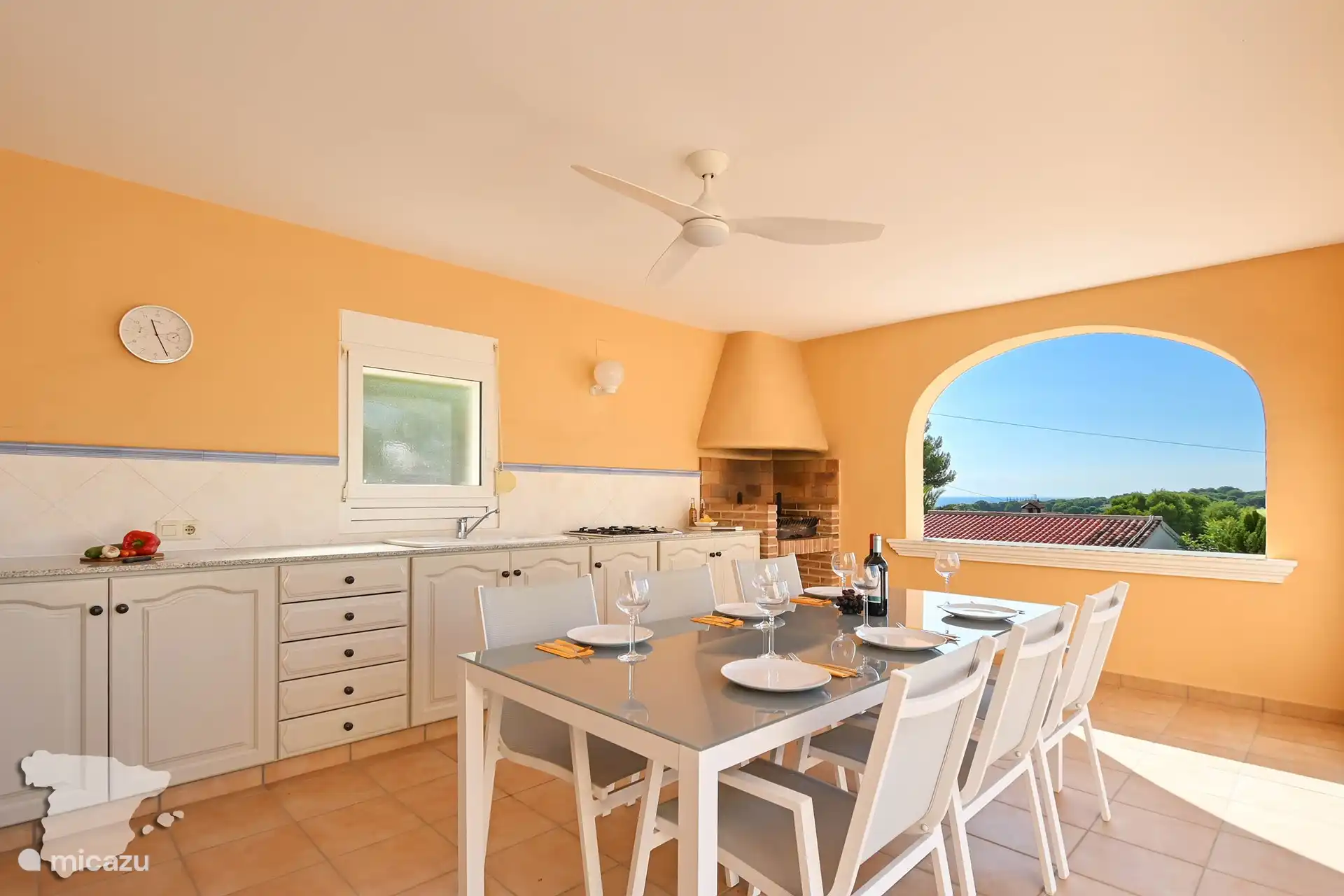 Table à manger dans la cuisine extérieure