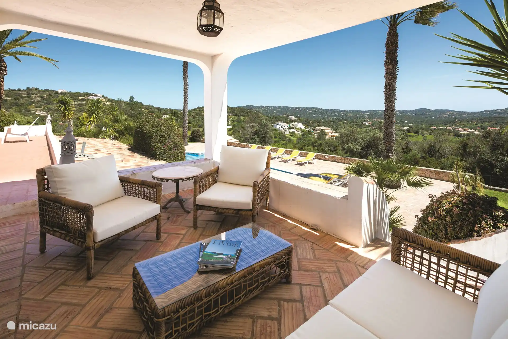 Sitzgelegenheit auf überdachter Terrasse