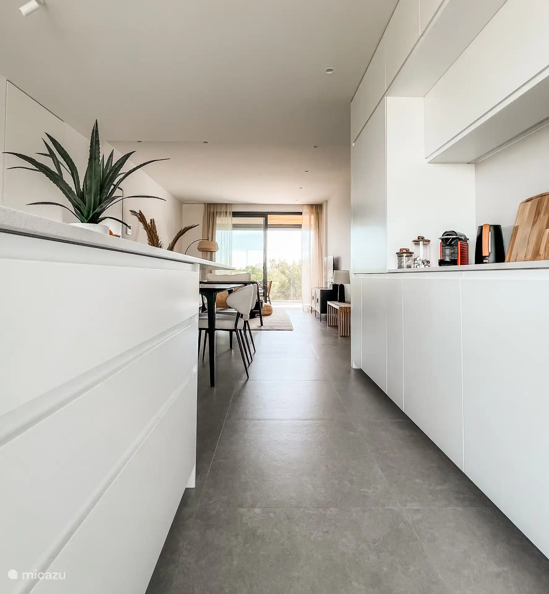 Luxusküche mit Nespresso-Maschine. 