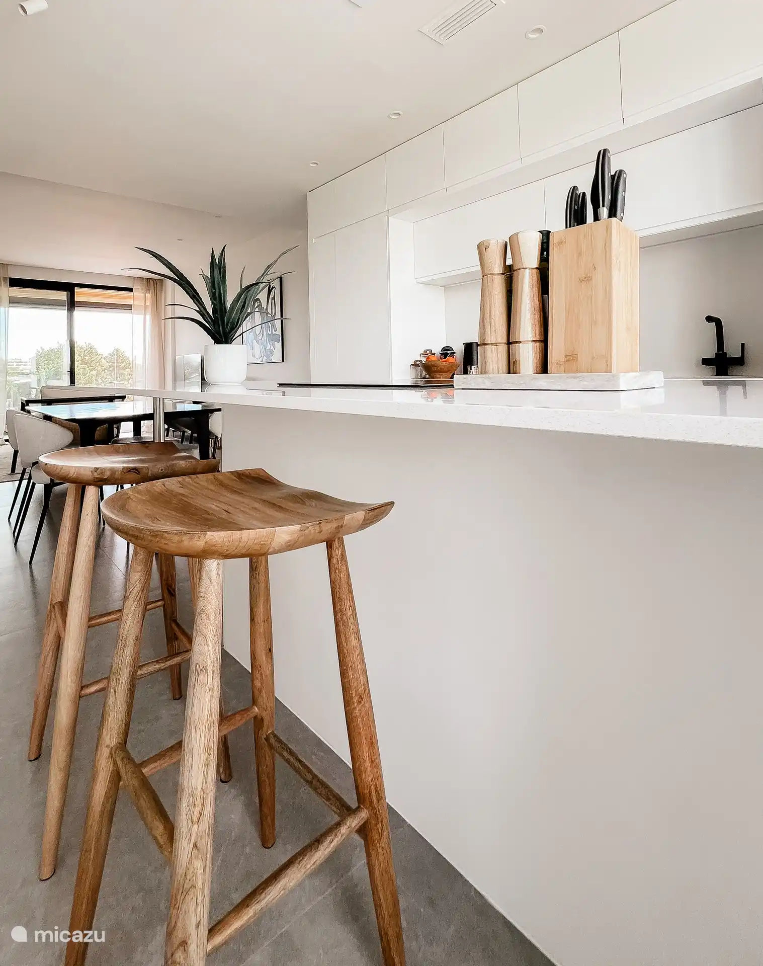 Eine luxuriöse Küche, die mit allen Annehmlichkeiten ausgestattet ist. Nehmen Sie an der Bar Platz und genießen Sie ein gutes Glas Wein. 