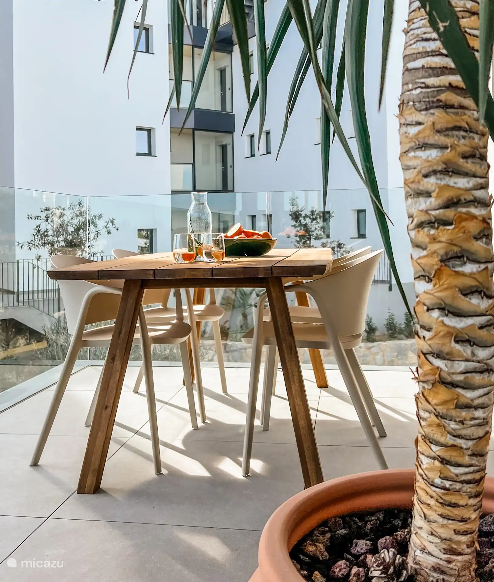 Lassen Sie den Tag mit einem köstlichen Abendessen auf dem großen Balkon ausklingen. 