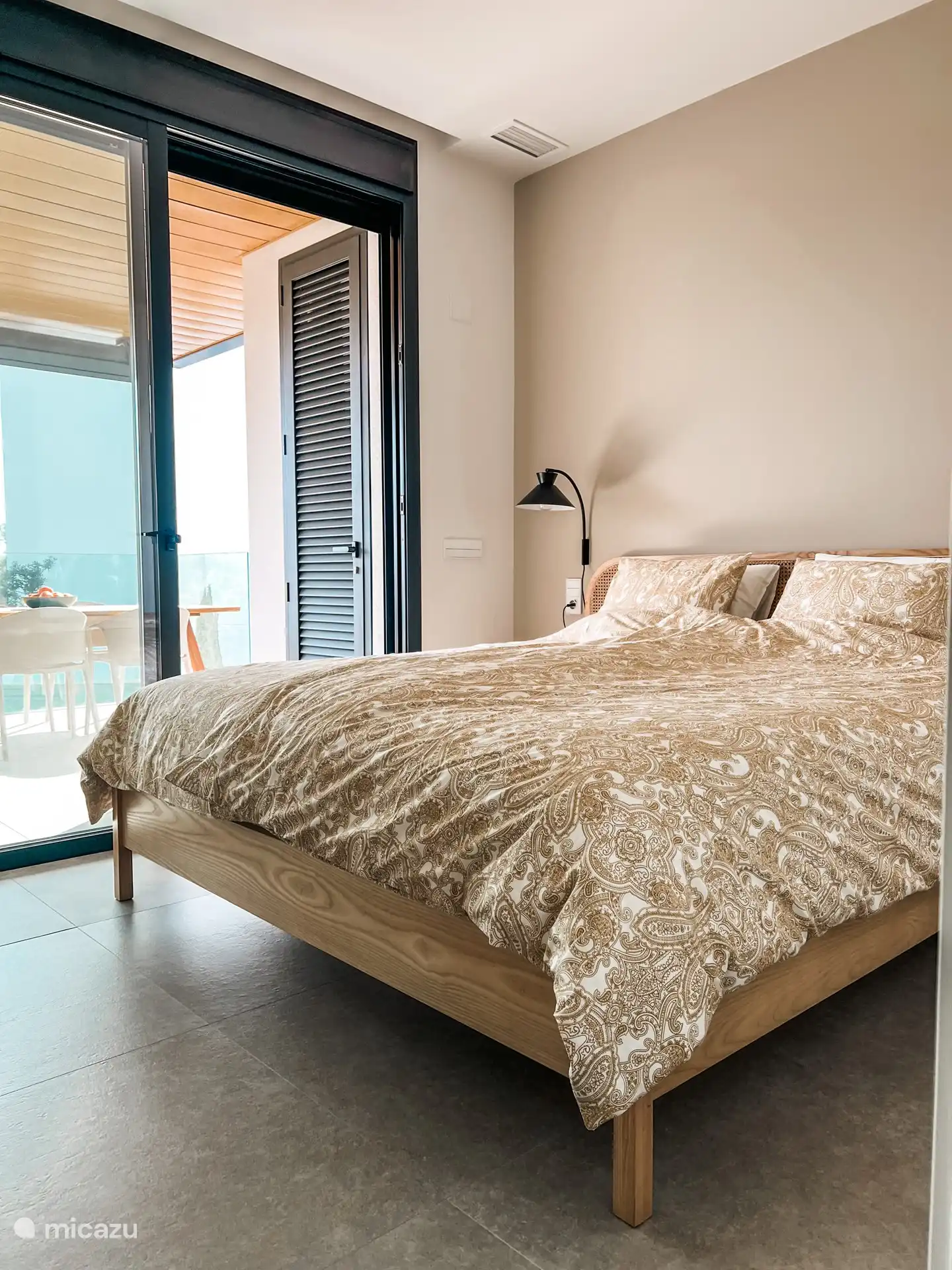 Das Hauptschlafzimmer bietet direkten Zugang zum Balkon. 