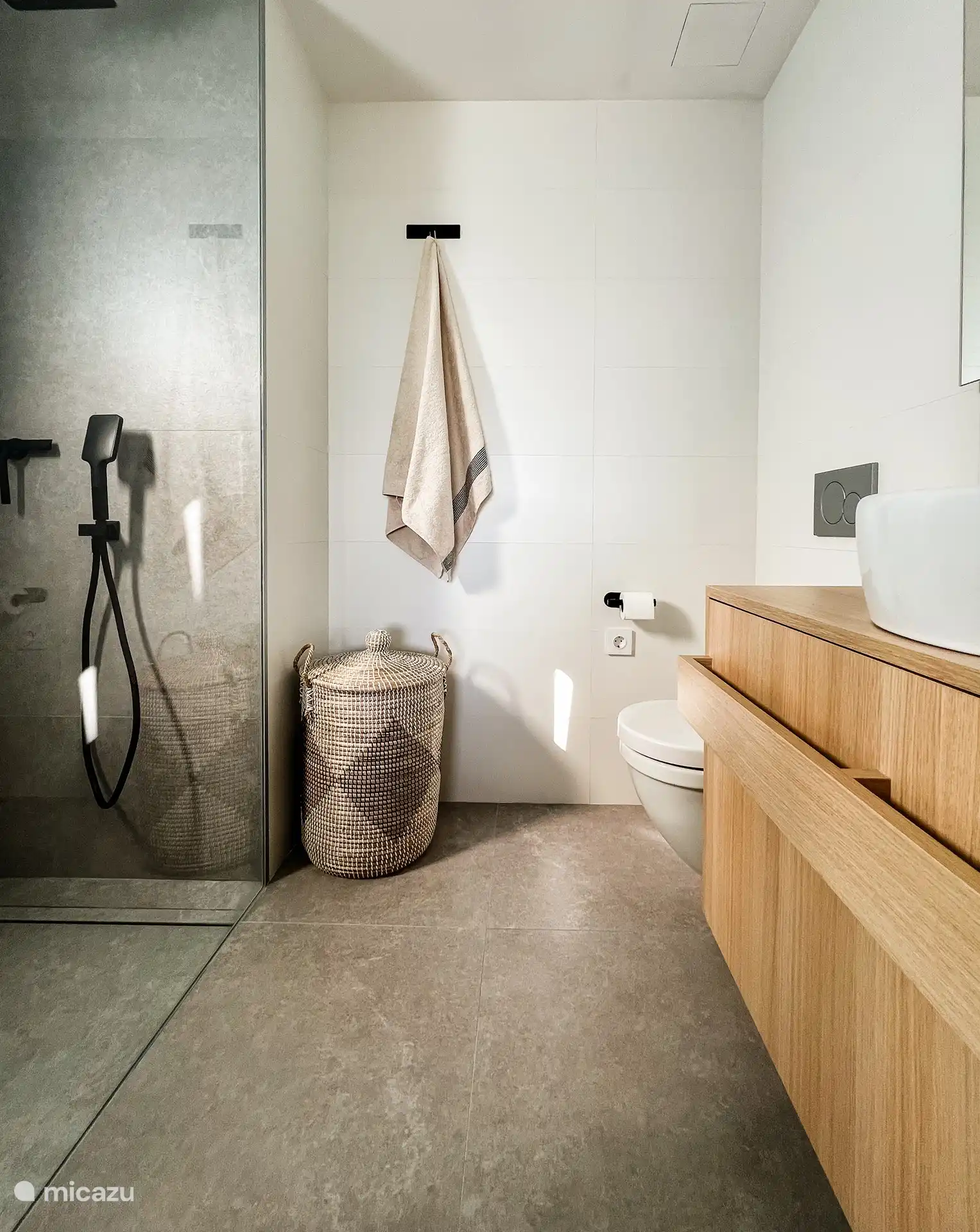 Die Wohnung verfügt über zwei Badezimmer mit jeweils eigener Toilette. 