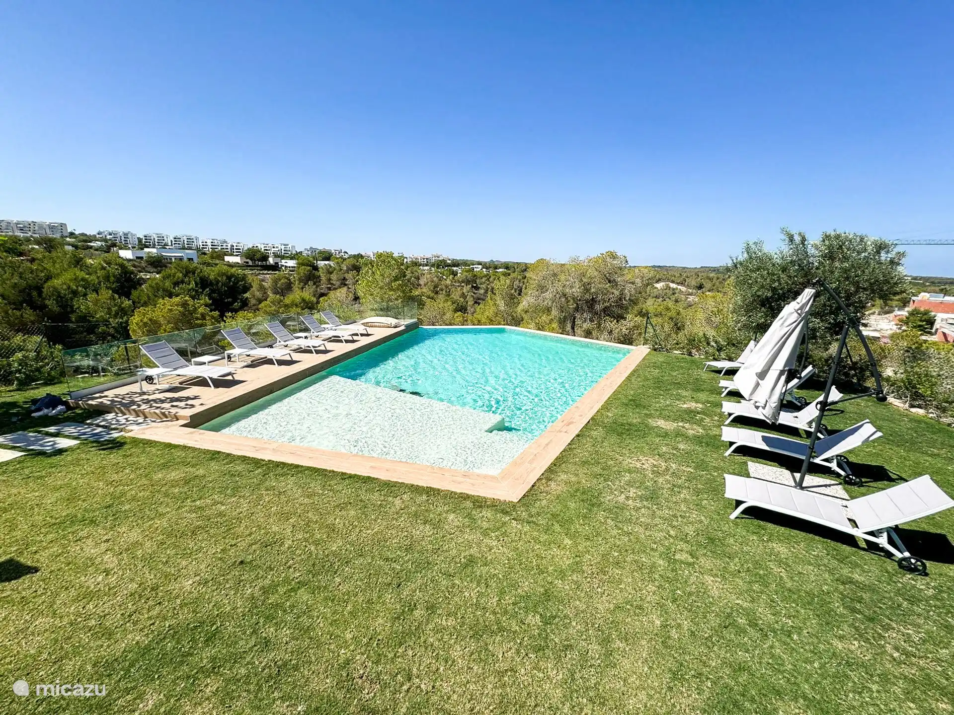 Tolles Schwimmbad mit schönen Sonnenliegen und Sonnenschirmen. 