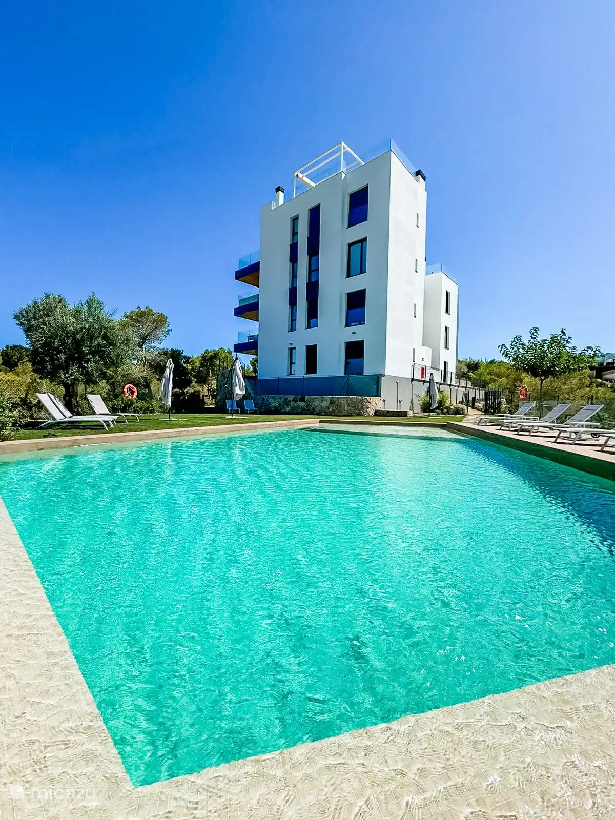 Der Apartmentkomplex von hinten. Hier befindet sich der schöne Pool mit ruhiger Aussicht.