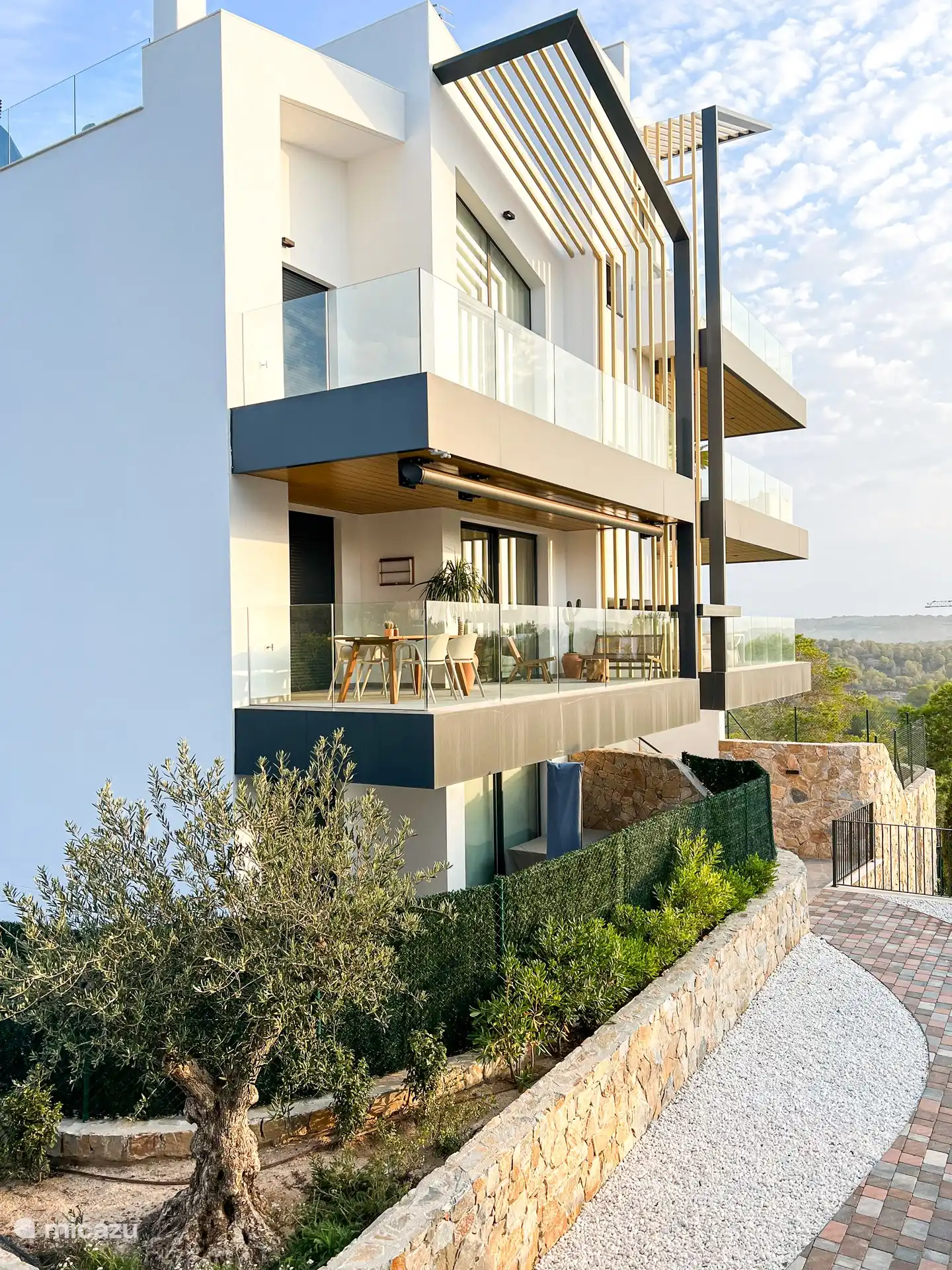 Schöner großer Balkon für Ihr Frühstück oder einen schönen Happen am Abend! 